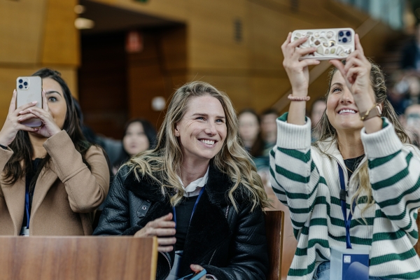 A photography of several DO23 attendees taking photos